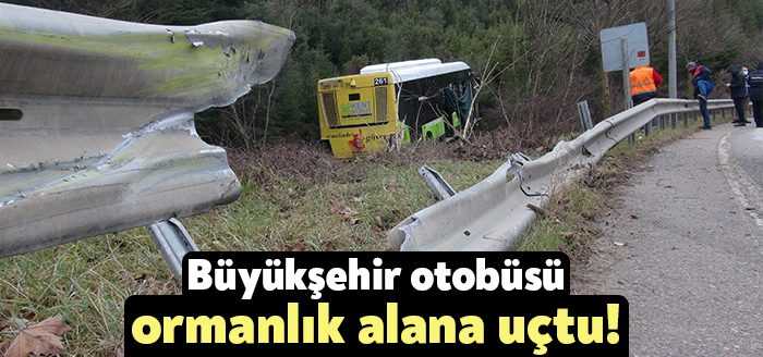  Kocaeli'nin İzmit ilçesinde şehir içi yolcu otobüsü yoldan çıkarak ormanlık