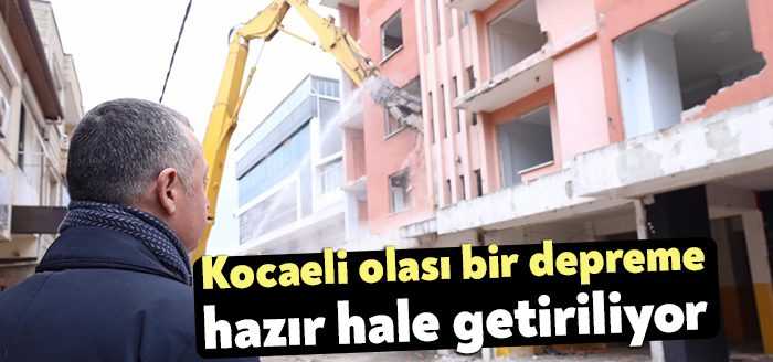Körfez ilçede gerçekleşen yıkıma katılan Başkan Büyükakın, 17 Ağustos depreminden