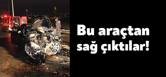 Kocaeli'de lüks otomobilin TEM Otoyolu'nda tabelaya çarpması neticesinde meydana gelen