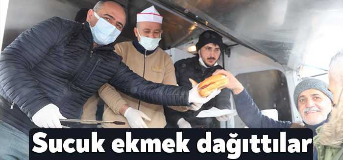 Körfez Belediyesi, İlimtepe’de vatandaşların kışın keyfini yaşamaları için karda sucuk