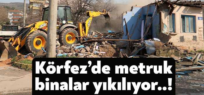 Körfez Belediyesi, ilçe genelinde tehlike arz eden metruk binaların yıkımını