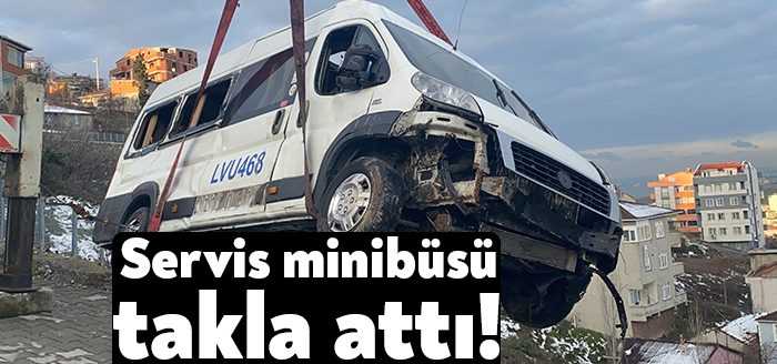 Kocaeli’nin Gebze ilçesinde yokuş aşağıya inerken yoldan çıkan servis minibüsü,