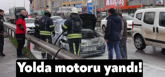 Kocaeli’de seyir halindeki otomobilin motor kısmı yandı. Dumanı fark eden