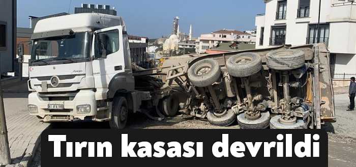 Kocaeli’nin Darıca ilçesinde harç yüklü tırın rampada geri gelirken devrilmesi