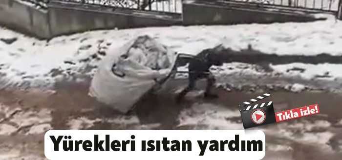 Kocaeli’de geri dönüşüm atığı toplayan bir şahıs yoğun kar yağışı
