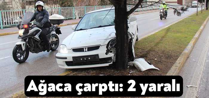 Kocaeli'de bir otomobil, sürücüsünün direksiyon hakimiyetini kaybetmesiyle yol kenarındaki ağaca