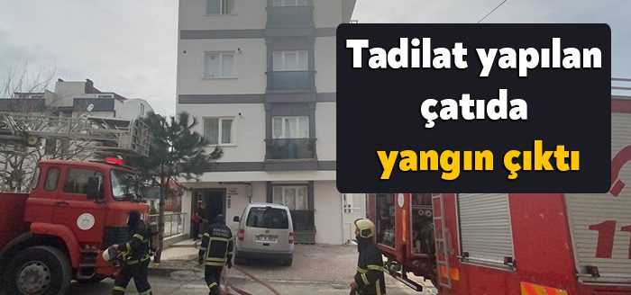 Kocaeli’nin Çayırova ilçesinde 4 katlı bir binanın çatısında tadilat yapıldığı
