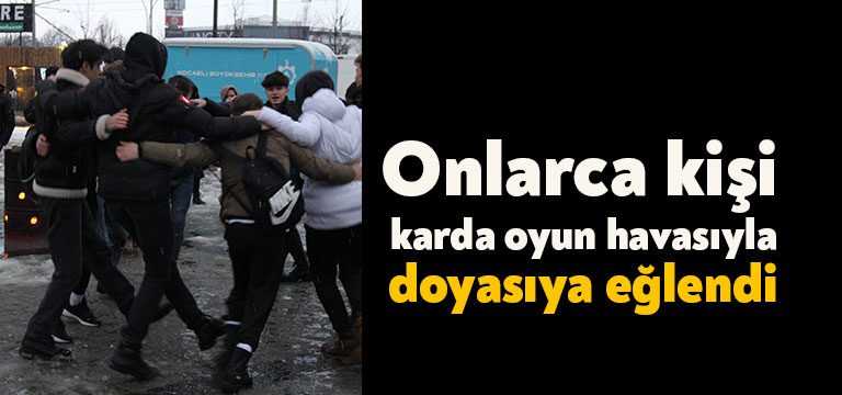 Kocaeli’de etkili olan kar yağışıyla birlikte evlerinden dışarıya çıkan onlarca