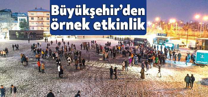Başkan Büyükakın'ın sosyal medya hesaplarından yaptığı davetle İzmit Kent Merkezinde