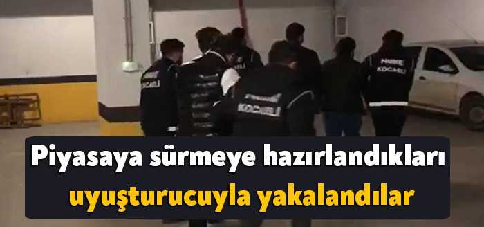 Kocaeli'de polis ekiplerinin operasyonunda piyasaya sürmek için hazırladıkları uyuşturucu maddelerle