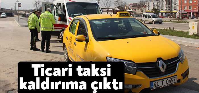 Kocaeli'de ticari taksinin kaldırıma çarpması neticesinde meydana gelen kazada sürücü