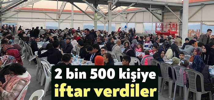 İzmit Ayazma Mahallesi sakinleri iftar sofrasında bir araya geldi. 2