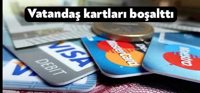 Haftalık kartlı harcamalar 50 milyar TL’nin altına düşmüyor. Kredi kartlarında
