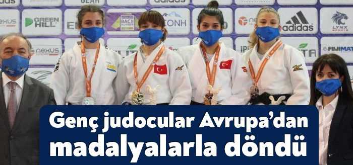 Kocaeli Büyükşehir Belediyesi Kağıtspor'un sporcuları Merve Azak ve Çağla Serdar