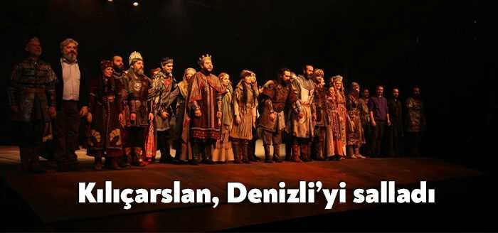 Kocaeli Şehir Tiyatroları’nın Kılıçarslan adlı oyunu Denizli’de tiyatro severler tarafından