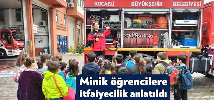 Kocaeli Büyükşehir Belediyesi İtfaiye Dairesi Başkanlığı ekipleri minik misafirleri ağırlıyor
