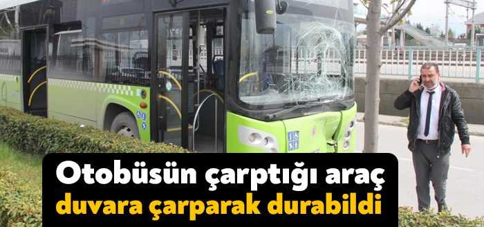 Kocaeli'nin İzmit ilçesinde halk otobüsünün arkadan çarptığı hafif ticari araç