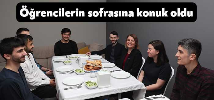 İzmit Belediye Başkanı Av. Fatma Kaplan Hürriyet, üniversite öğrencilerinin iftar