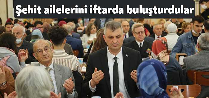 Gölcük Belediye Başkanı Ali Yıldırım Sezer, şehit aileleri ve gazilerle;