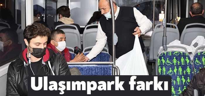 Kocaeli Büyükşehir, iftar saatinde otobüste seyahat halinde olan vatandaşlara kumanya