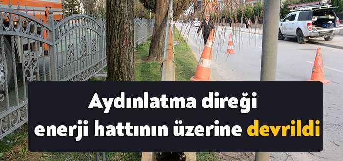 Kocaeli’de otomobilin çarptığı aydınlatma direği tramvay enerji hattının üzerine devrildi.