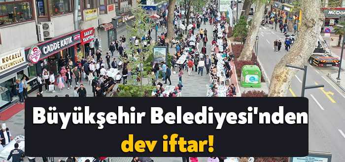 Kocaeli Büyükşehir Belediyesi tarafından İzmit Cumhuriyet Bulvarı’nda halk iftarına binlerce