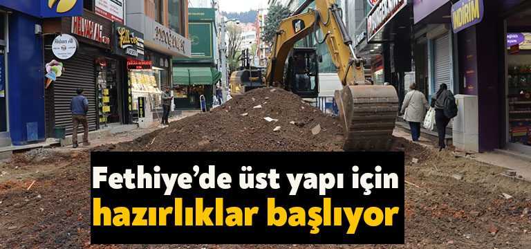 İzmit Belediyesi’nin çalışmalarını sürdürdüğü Fethiye Caddesi Yenileme Projesinde üst yapı