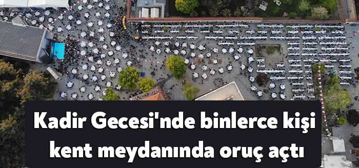 Kocaeli’nin Gebze ilçesinde binlerce kişi kent meydanında kurulan sofralarda oruçlarını