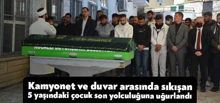 Kocaeli'de dün akşam saatlerinde geri manevra yapan kamyonet ile duvarın