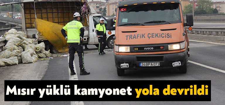 Kocaeli’nin Derince ilçesinde TEM Otoyolu İstanbul istikametinde mısır yüklü kamyonet