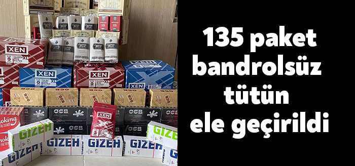 Kocaeli’nin İzmit ilçesinde bir araçta yapılan aramada 135 paket bandrolsüz