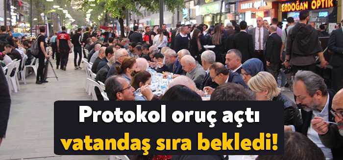 Kocaeli Büyükşehir Belediyesi halk iftarına vatandaşlar tarafından katılım yoğun olurken