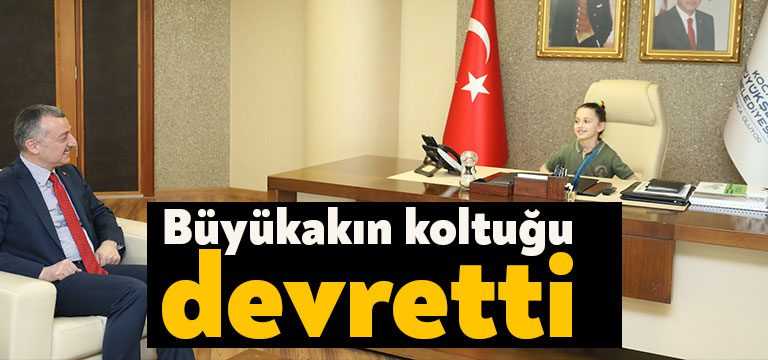 Başkan Büyükakın’ın koltuğuna oturan 4. Sınıf öğrencisi Berre’nin ilk talimatı