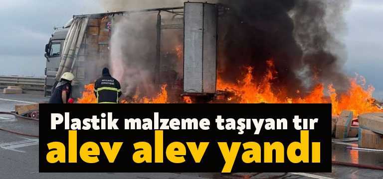 Kocaeli’nin Körfez ilçesi TEM Otoyolu’nda plastik malzeme taşıyan bir tır,
