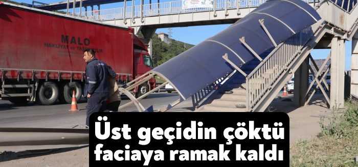 Kocaeli’de hafriyat kamyonunun çarptığı yaya üst geçidinin bir kısmı çöktü.