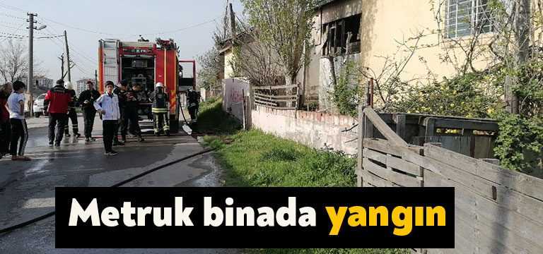 Kocaeli'nin Gebze ilçesinde tek katlı gecekonduda çıkan yangın itfaiye ekipleri