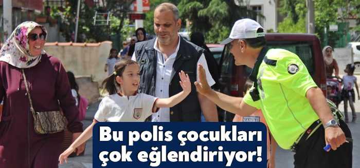 Kocaeli'de ilkokul öğrencileri için yaya geçidinde güvenlik önlemi alan trafik