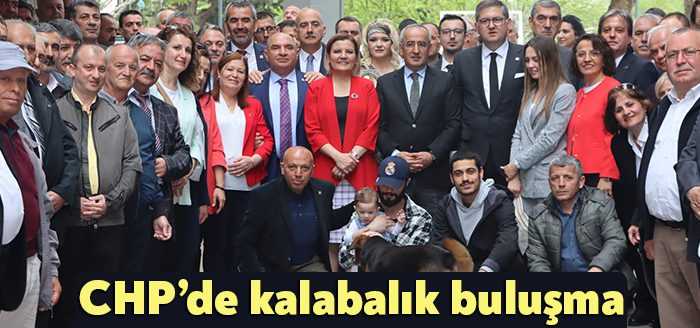 CHP'liler, Ramazan Bayramı'nda bugün kalabalık bir katılımla bayramlaşma töreni gerçekleştirdi.