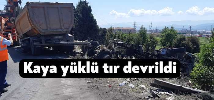 TEM otoyolu Körfez gişeler mevkiinde kontrolden çıkan kaya yüklü damperli