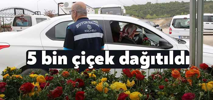 Kocaeli Büyükşehir Belediyesi arefe günü il genelindeki mezarlıkları ziyarete gelen
