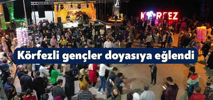 Körfez’de gençlik festivali kapsamında Tütünçiftlik sahilinde yerel sanatçılar Yıldırım Gömleksiz