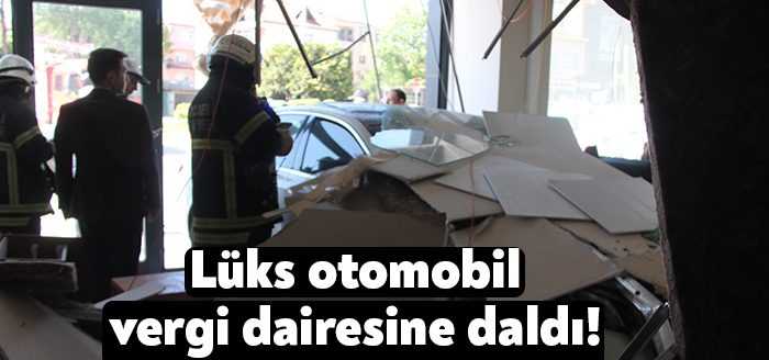 Kocaeli'de aracını park etmek isteyen sürücünün direksiyon hakimiyetini kaybetmesiyle kontrolden