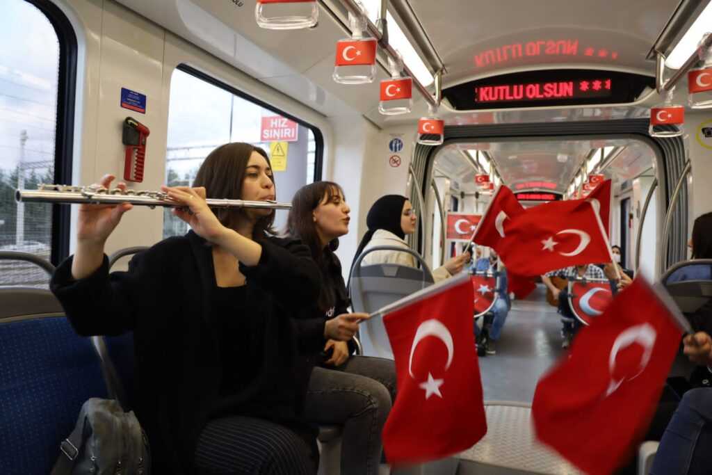 Kocaeli Büyükşehir Belediyesi iştiraki UlaşımPark A.Ş. 19 Mayıs Gençlik ve Spor Bayramı'nda alkışlanacak bir işe imza attı. Şirket bünyesinde hizmet veren tramvaylardan biri kurtuluş savaşı mücadelesinin ilk adımının atıldığı, Ulu Önder Mustafa Kemal Atatürk'ün Samsun'a çıkışının yıldönümünde Türk bayrağı, Atatürk ve milli mücadele görselleri ile donatıldı.