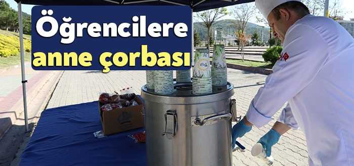 Kocaeli Büyükşehir Belediyesi üniversite öğrencilerine sabah saatlerinde çorba ikram ediyor