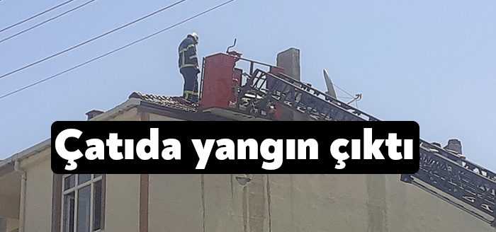 Kocaeli’nin Darıca ilçesinde 3 katlı binanın çatısında çıkan yangın, itfaiye