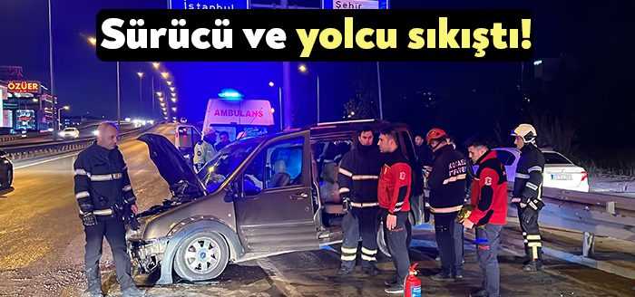 Kocaeli’de bir araç bariyerlere çarpınca içerisinde bulunan sürücü ve yolcu