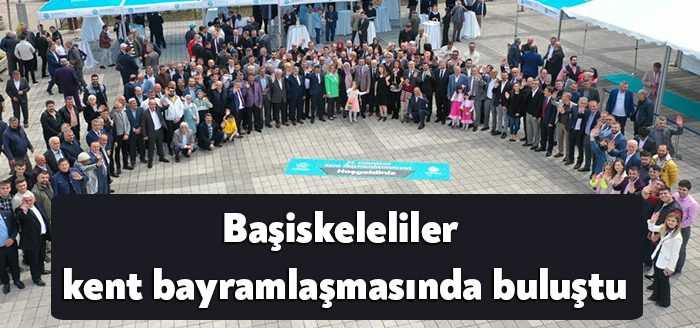 Başiskele'de 24. Geleneksel Kent Bayramlaşması programı yoğun katılımla gerçekleşirken vatandaşlar