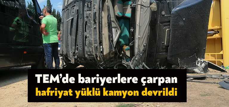 Sürücünün yaralandığı kazada, kamyonda bulunan hafriyat yola dökülürken, otoyolun Ankara