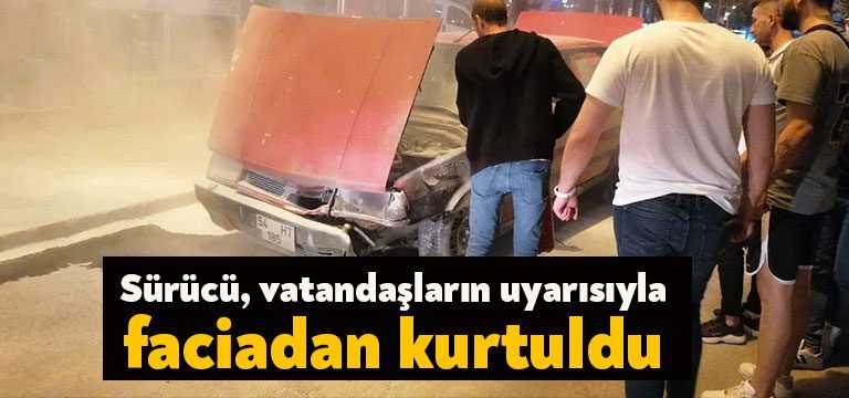 Kocaeli'nin Gebze ilçesinde bir otomobil seyir halindeyken yanmaya başladı. Otomobilin