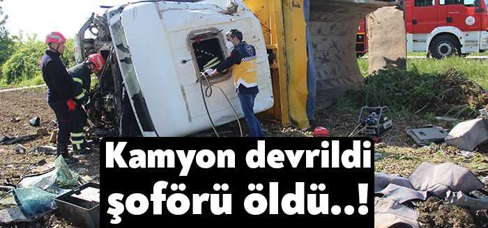  Kocaeli'de su kanalına çarparak devrilen hafriyat kamyonunun sürücüsü hayatını kaybetti.